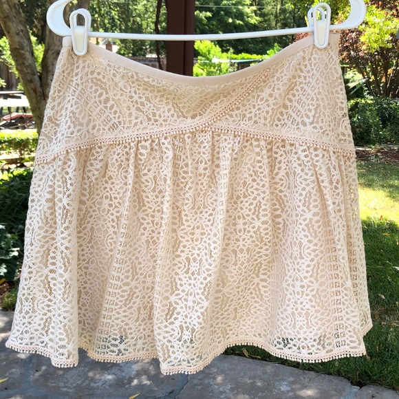 🌺 ADORABLE; Rachel Roy - Feminine & Flirty Cream-Colored Lace Skirt in Misses 8 - Picture 3 of 8